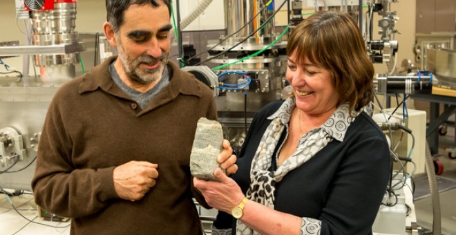 Los investigadores Allen Nutman (izquierda) y Vickie Bennet (derecha) con un ejemplar de un estromatolito de 3.700 años. / Yuri Amelin