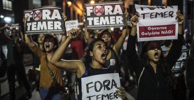 Manifestantes gritan consignas en una protesta contra la destituición de la expresidenta brasileña Dilma Rousseff en Rio de Janeiro. EFE