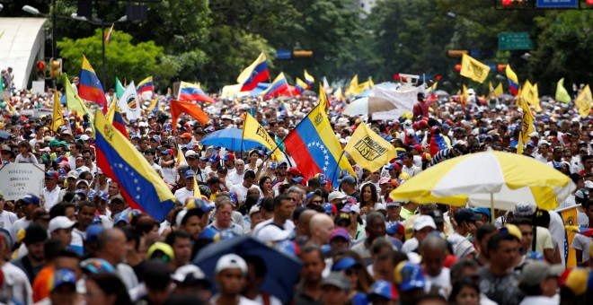 La oposición venezolana toma parte en una marcha en Caracas para pedir un referendo que pregunte a los venezolanos sobre la revocación de los poderes del presidente de la República, Nicolas Maduro. REUTERS/Carlos Garcia Rawlins