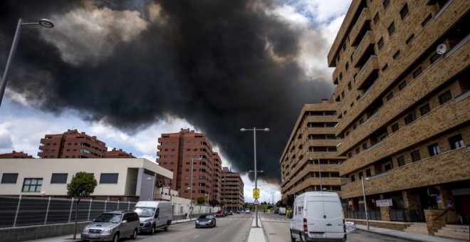 Columna de humo que se generó durante el incendio del vertedero de neumáticos de Seseña.- EFE