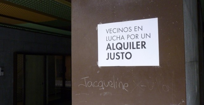 Cartel crítico contra el fenómeno de la gentrificación.- A.B.