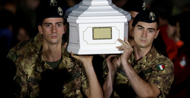 Soldados italianos transportan el féretro de una de las víctimas mortales del terremoto. - REUTERS
