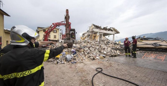 Un equipo de rescate trabajando en operaciones de desescombro en la localidad de Amatrice, Italia. EFE/Massimo Percossi