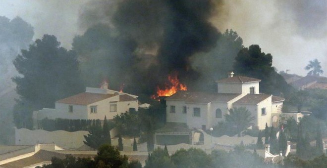 Zona del incendio junto a la urbanización Cumbres del Sol en el paraje natural de La Granadella (Alicante). /EFE