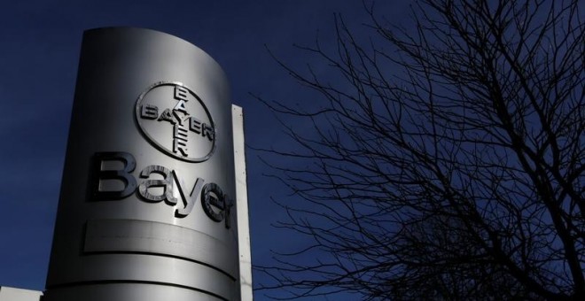 El logo de Bayer en su planta en la localidad germana de Wuppertal. REUTERS/Ina Fassbender