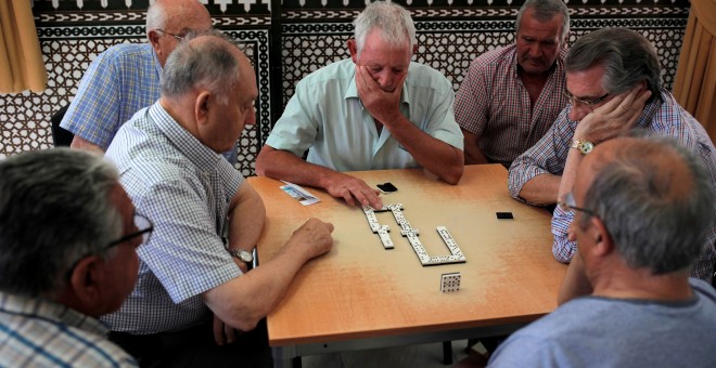 Varios jubilados juegan una partida de dominó enun centro de la tercera edad en la localidad malagueña de Benalmádena. REUTERS / Jon Nazca