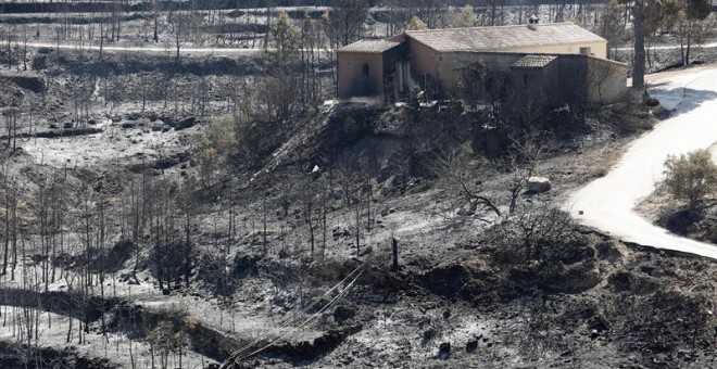 Zona arrasada por el incendio originado el domingo entre Xàbia y Benitatxell (Alicante)/EFE