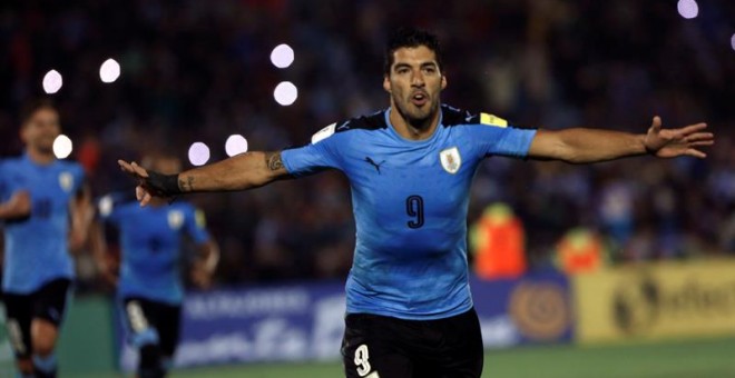 El jugador de Uruguay Luis Suárez uno de sus goles contra Paraguay. /EFE