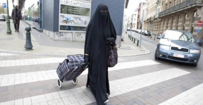 Mujer cubierta con el 'niqab' caminando por la calle. EFE