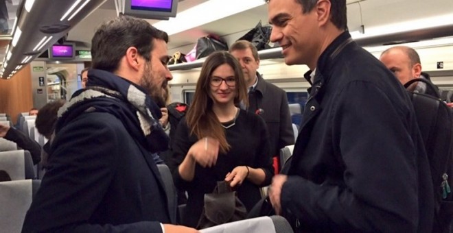 Pedro Sánchez y Alberto Garzón en un encuentro fortuito en el AVE. Archivo. EUROPA PRESS