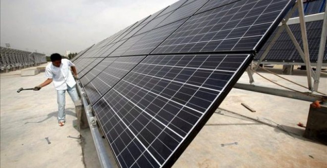 Instalación de paneles solares fotovoltaicos. EFE