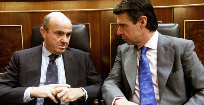 Foto de archivo del ministro de Economía, Luis de Guindos, junto al exministro de Industria, José Manuel Soria, en el Congreso. EFE