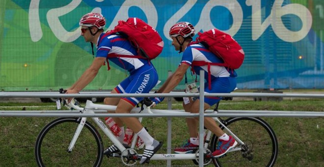 Unos ciclistas en un tándem entrenando en la Villa Paralímpica de Río. /EFE