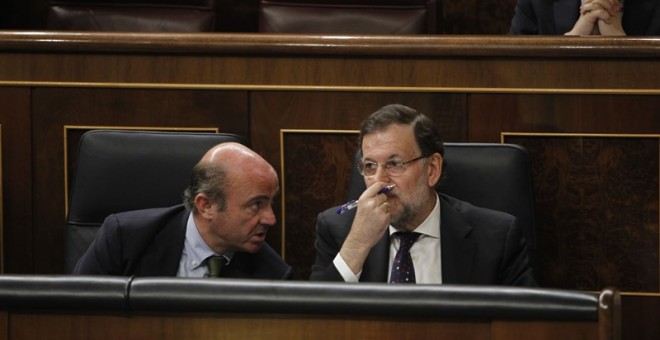 El presidente del Gobierno, Mariano Rajoy, y el ministro de Economía, Luis de Guindos. / EP