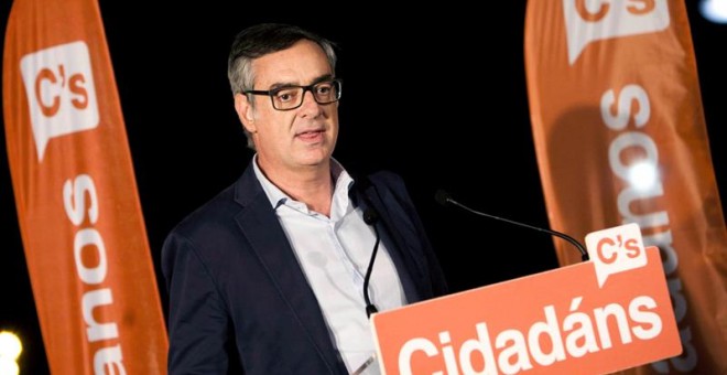 El vicesecretario general de Ciudadanos, José Manuel Villegas, durante el acto de inicio de campaña que la formación naranja ha celebrado esta noche en el barrio vigués de Bouzas. EFE / Salvador Sas.