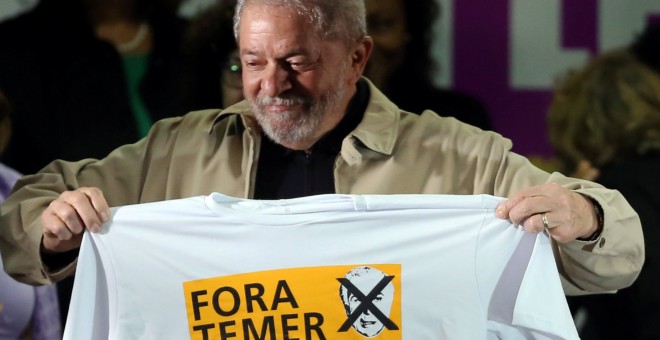 Luiz Inácio Lula da Silva sujeta una camiseta contraria a Temer durante un acto en la ciudad de Santo Andre. - REUTERS