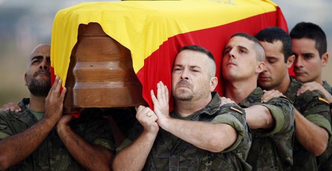 El féretro con los restos mortales del soldado español fallecido el pasado jueves en Irak, Aarón Vidal López.- EFE