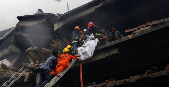 Los trabajadores recuperan un cadáver en la fábrica incendiada en Bangladesh. REUTERS/Mohammad Ponir Hossain