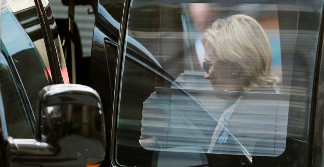 Hillary Clinton sube a una furgoneta tras dejar el acto del 11-S. REUTERS/Brian Snyder