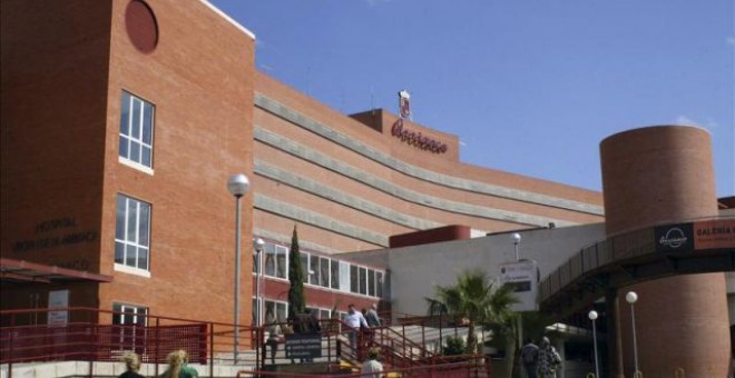 El hospital universitario Virgen de la Arrixaca, en Murcia, donde el menor ha sido atendido tras ser encontrado huyendo de su domicilio/ EFE/Archivo