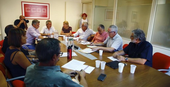 Los secretarios generales de CCOO y UGT, Ignacio Fernández Toxo (2d) y Pepe Álvarez (3d), respectivamente, durante la reunión que han mantenido hoy para analizan la situación política y fijan las prioridades del movimiento sindical en el próximo periodo.