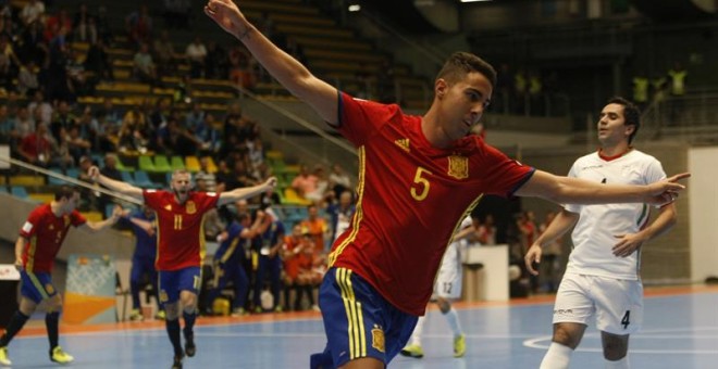 El jugador español Aicardo celebra su gol ante Irán en el estreno en el Mundial de fútbol sala. /EFE