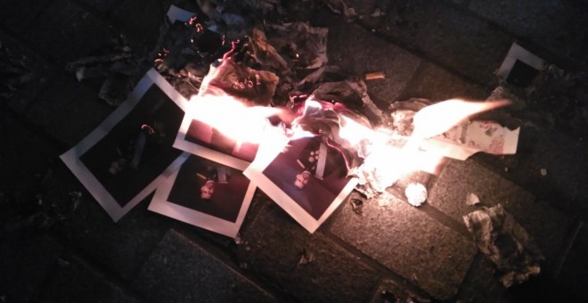 Fotos del rey de España quemadas durante la manifestación de la CUP durante la Diada. Twitter