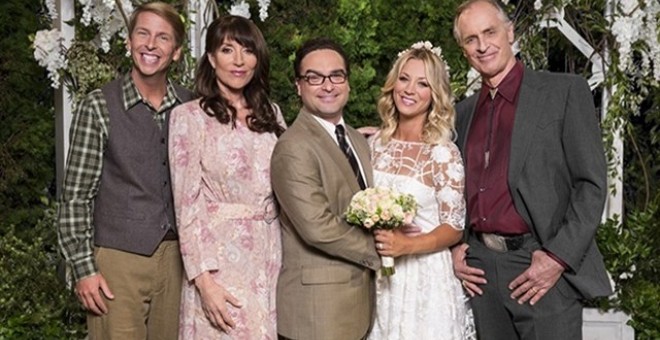 Leonard y Penny junto a la familia de ella en el día de su boda/CBS