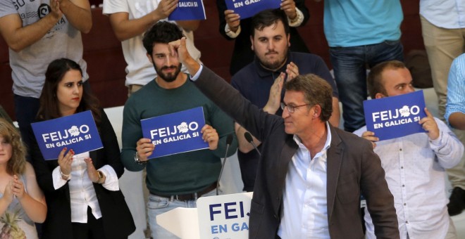 El presidente de la Xunta y candidato a la reelección, Alberto Núñez Feijóo, durante su intervención en un mitin de campaña para las elecciones gallegas en la plaza de toros de Pontevedra. EFE/Lavandeira jr