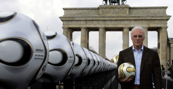 Beckenbauer, en una imagen promocional en 2006 para el Mundial. REUTERS/Tobias Schwarz