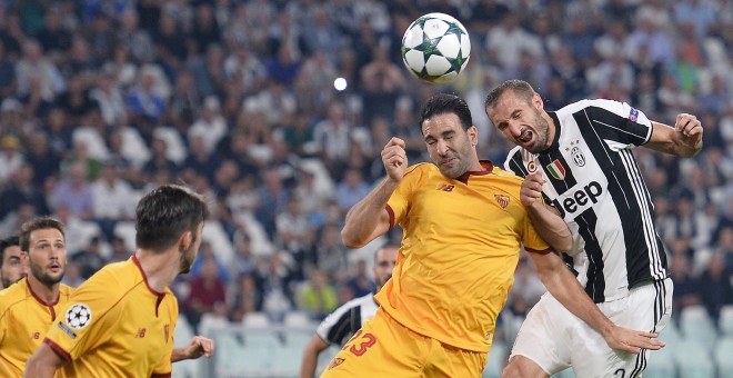 El jugador del Sevilla Adil Rami (i) disputa el balón con Giorgio Chiellini (d) del Juventus hoy, miércoles 14 de septiembre de 2016, durante el juego por la Liga de Campeones que se disputa en Turín, Italia. El partido terminó empatado sin goles. EFE/AL