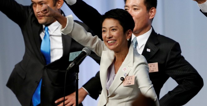 Rheno Murata alza el puño tras conocerse su elección como líder del partido de la oposición, el Partido Democrático de Japón/REUTERS