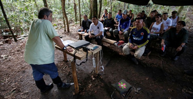 Marco León, de las FARC, habla a otros guerrilleros días antes de la conferencia. REUTERS /John Vizcaíno