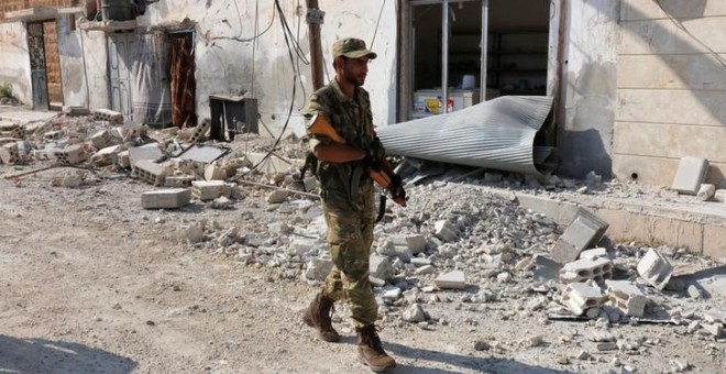 Un rebelde sirio de uno de los grupos apoyados por Turquía en la localidad de Jarablus. - REUTERS