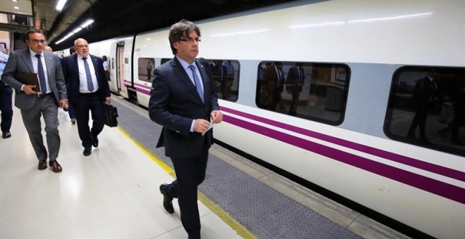 El presidente de la Generalitat Carles Puigdemont antes de subir al tren hacia Valencia.- E.P.