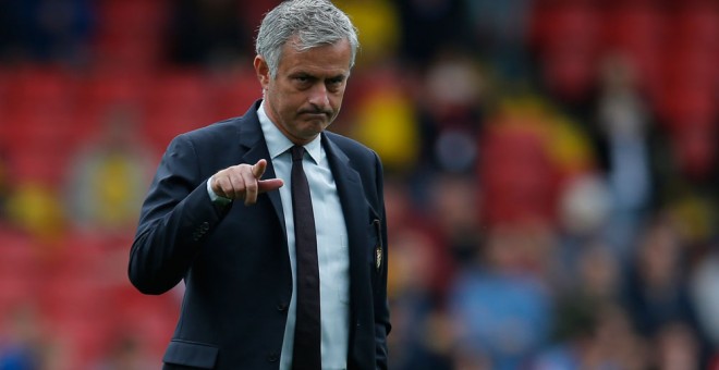 Jose Mourinho gesticula ayer en la derrota del Manchester United ante el Watford. /REUTERS