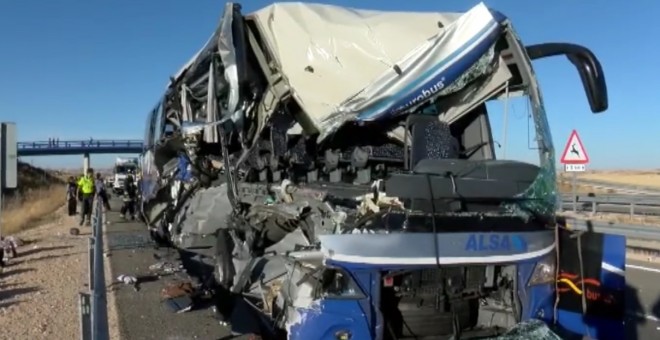 Imagen de autobús siniestrado en Soria al colisionar contra un camión. Una mujer ha fallecido y siete han resultado heridas graves.