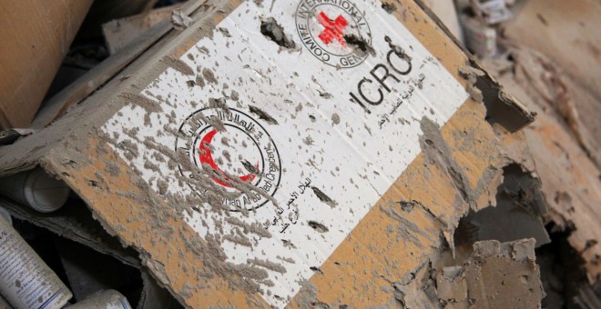 Materia médico y humanitario de la Cruz Roja y de la media Luna Roja, amontonado y dañado tras el ataque a un convoy humanitario en la ciudad de Urm al-Kubra town, cerca de Aleppo (Siria). REUTERS/Ammar Abdullah