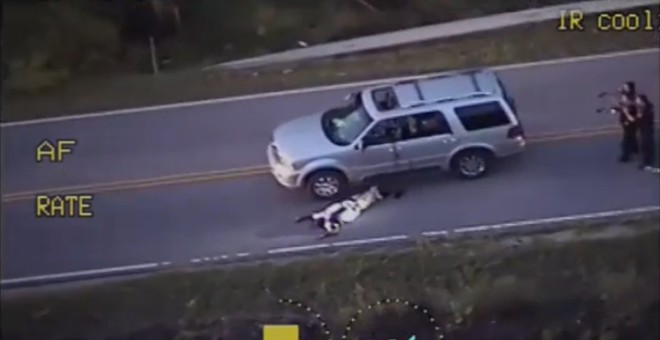 Imagen del video de la Policía de Tulsa (Oklahoma) que muestra a Terence Crutcher después de haber sidio abatido por agentes de la policia en la carretera cuando su coche se había averiado. REUTERS