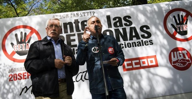 Los secretarios generales de UGT y CCOO , Pepe Álvarez e Ignacio Fernández Toxo, durante su participación en una concentración ante la sede de la UE/EFE