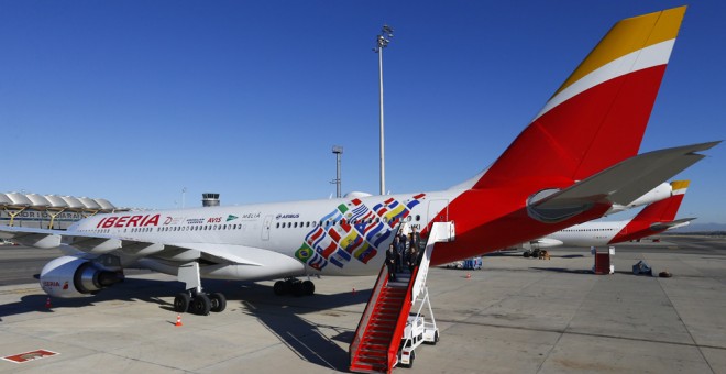 Avión conmemorativo del 70 aniversario del primer vuelo de Iberia a América Latina, con las banderas de los 16 países de la región adonde vuela directo. EFE/J.P Gandul