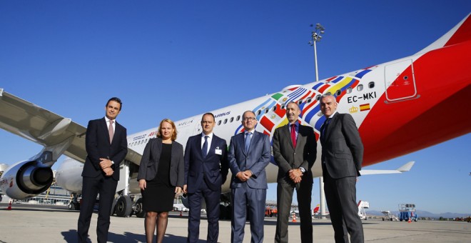 El presidente ejecutivo de Iberia, Luis Gallego (3-d), junto a directivos de las empresas que colaboran con la aerolínea en la celebración de su 70 aniversario: Juan Orti Ochoa de Ocariz (i), presidente y consejero delegado de American Express España; Alf