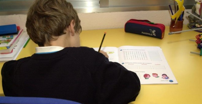 Un niño realizando los deberes en su casa/EFE