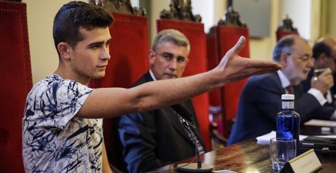 El joven sirio de 17 años Abdsalam Haj Taher, durante su intervención en la rueda de prensa posterior a su participación en la jornada de Puertas Abiertas al Tribunal Supremo. - EFE