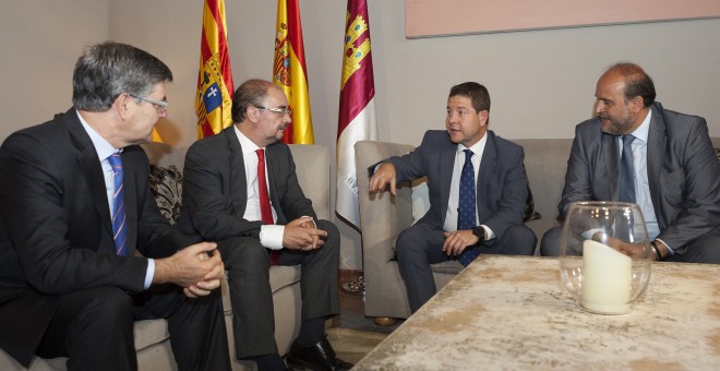 El presidente de Castilla-La Mancha, Emiliano García-Page (2d), junto a su homólogo aragonés, Javier Lambán (2i), y los vicepresidentes de Aragón y Castilla-La Mancha, José Ángel Biel (i) y José Luis Martínez Guijarro (d), respectivamente, durante el encu