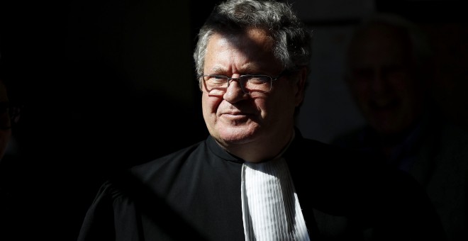 El abogado del banco Société Générale (SG), Jean Veil, abandona el Tribunal de Apelación de Versalles en Francia. EFE/YOAN VALAT