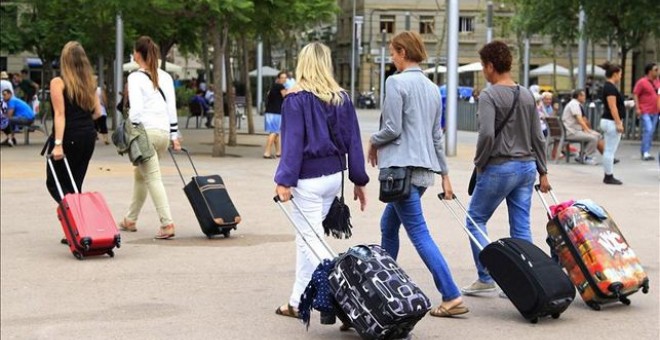 Turistas en Barcelona.- EFE