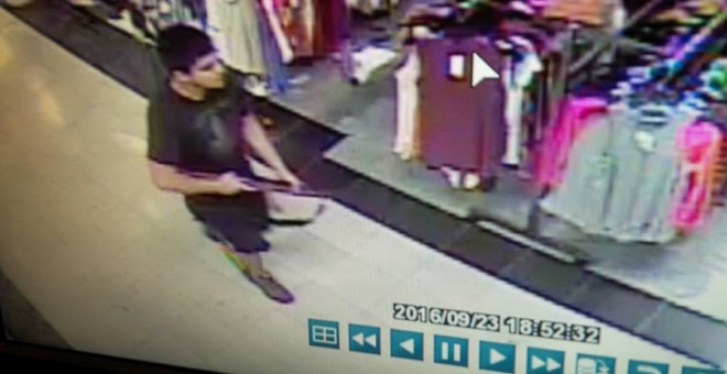 Imagen del video de seguridad del centro comercial Cascade Mall de la localidad de Burlington, en Washington, en la que se ve al sospechoso de provocar el tiroteo en el que han muerto cinco personas. REUTERS