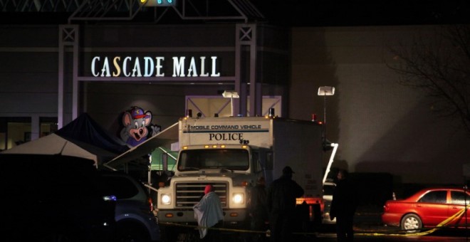 Un vehículo policial en el centro comercial Cascade Mall de la localidad de Burlington, en Washington, donde un individuo sin identificar ha provocado un tiroteo en el que han muerto cinco personas. REUTERS