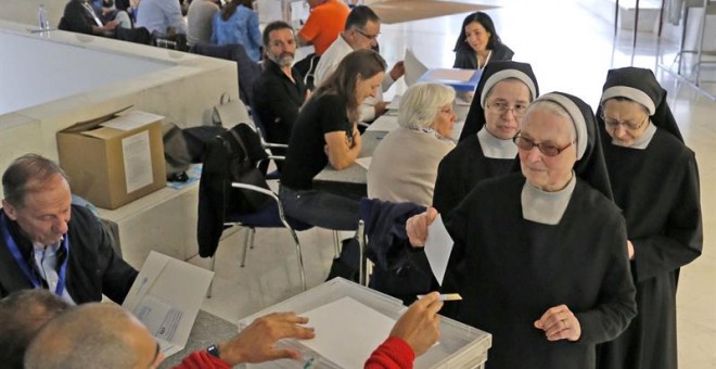 Un grupo de religiosas vota en un colegio electoral, durante la jornada en que Galicia celebra las elecciones autonómicas, esta mañana en Santiago de Compostela. EFE/Lavandeira jr